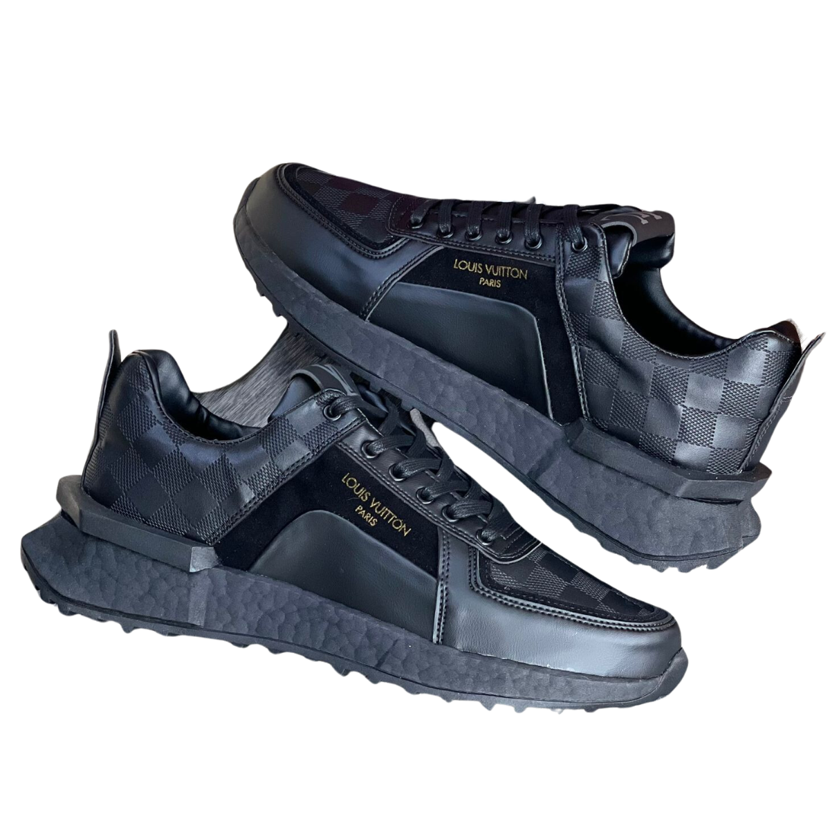 Comprar Louis Vuitton Tenis Hombre. Si buscas un calzado exclusivo que combine lujo, estilo y comodidad, los Louis Vuitton tenis hombre son la elección perfecta. En Onlineshoppingcenterg, te ofrecemos una amplia variedad de modelos para que encuentres el par ideal y lleves tu look al siguiente nivel.  ¿Por qué elegir Louis Vuitton Tenis Hombre? 1. Diseño exclusivo y moderno Los tenis Louis Vuitton hombre destacan por su diseño innovador y elegante, perfecto para quienes buscan un calzado que combine con cualquier ocasión. Ya sea que prefieras los Louis Vuitton suela roja tenis o los clásicos tenis Louis Vuitton hombre negros, siempre marcarás tendencia.  2. Materiales de alta calidad Cada par está elaborado con materiales de primera, garantizando durabilidad y confort. Modelos como los zapatillas Louis Vuitton hombre precio no solo son atractivos, sino también funcionales para el día a día.  3. Variedad de estilos Desde los icónicos Louis Vuitton tenis suela roja hasta los sofisticados mocasines Louis Vuitton hombre, en nuestra tienda encontrarás opciones para todos los gustos y necesidades.